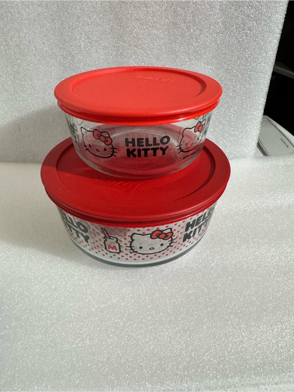 Pyrex Hello Kitty 7 & 4 Cup Glass Storage Bowls 7201 7203 NOS with lids